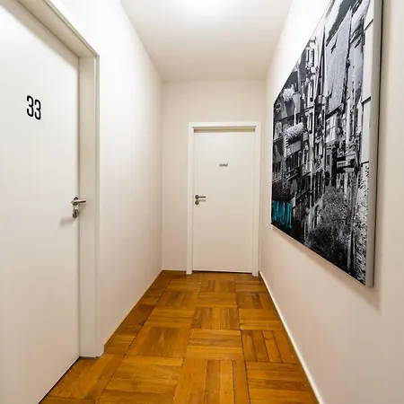 Henriettas Sleeping Hostel *
