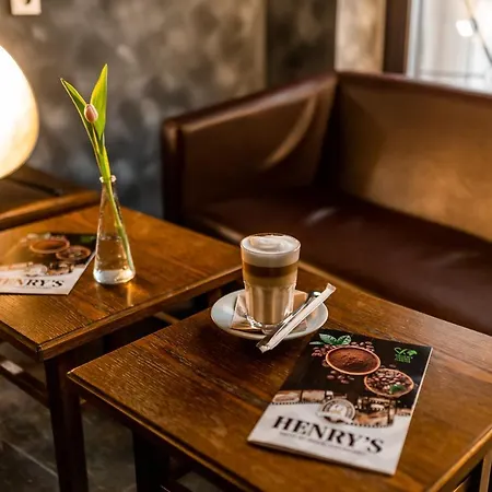 Henriettas Sleeping Hostel *